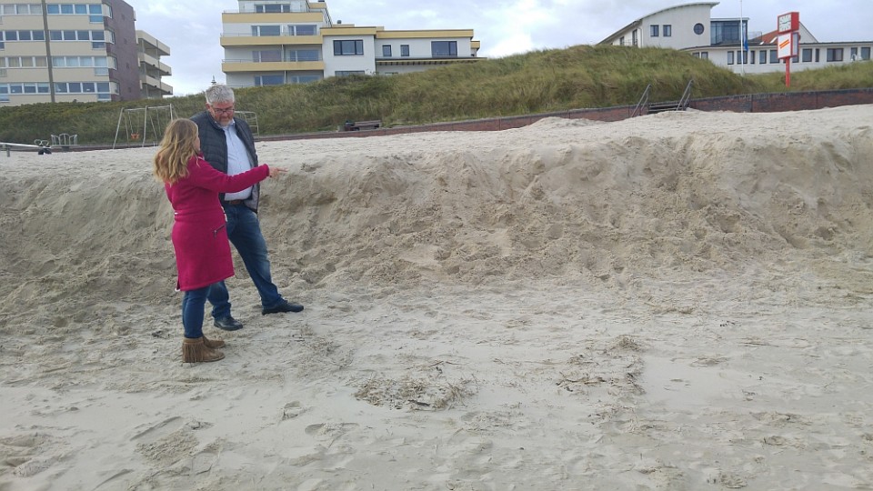 Die Vorsitzende der CDU Wangerooge informierte mich zu den Sandabbrchen auf der Insel